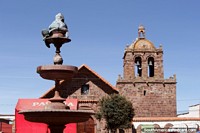Una rana se sienta en la parte superior de la fuente en la plaza de Tiahuanaco. Bolivia, Sudamerica.