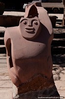 Una figura con grandes labios tallados en la roca en la plaza de Tiahuanaco. Bolivia, Sudamerica.