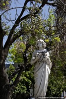 A white female statue holding grapes and fruit at Plaza Murillo in La Paz.