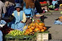Uma mulher vende mas e mamoeiro em Mercado Rodriguez em La Paz. Bolvia, Amrica do Sul.