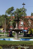 Una buena día en la Plaza Colón con una fuente en el centro. Bolivia, Sudamerica.
