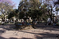 Versión más grande de En el centro de la Plaza 14 de Septiembre, la plaza principal de Cochabamba.