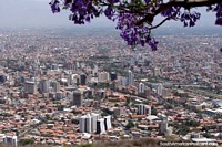 Vista de la gran ciudad de Cochabamba desde lo alto de la colina. Bolivia, Sudamerica.