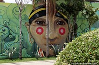 Versão maior do Grande mural de uma mulher indïgena com faces cor-de-rosa vermelhas em Santa Cruz.