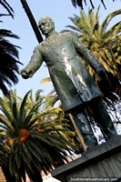 Versión más grande de Estatua del ex presidente Aniceto Arce en la plaza principal de Tarija.