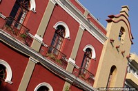 Belo edifïcio de governo vermelho junto da praça pública principal em Tarija. Bolívia, América do Sul.