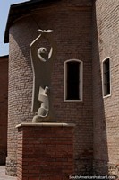Obra de arte de pedra, o figura solta um pássaro, na igreja São Francisco em Tarija. Bolívia, América do Sul.