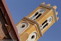 La torre del reloj de color amarillo de la Basílica de San Francisco (1767) en Tarija. Bolivia, Sudamerica.