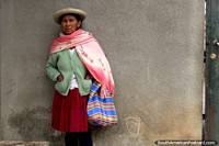 Versión más grande de Una mujer indígena vestida con ropa de abrigo en Padcaya, entre Tarija y Bermejo.
