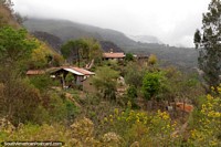 Versão maior do Casas na borda de terra do arbusto grossa em La Mamora, ao sul de Tarija.