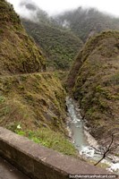 Viaja a través del valle por encima del río, al norte de Bermejo. Bolivia, Sudamerica.