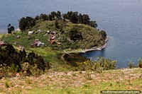 Comunidades e terra de cultivo na bela zona rural verde em volta de Copacabana e o Lago Titicaca. Bolívia, América do Sul.
