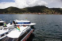 O Estreito Tiquina, cruz por barco na viagem entre Copacabana e La Paz. Bolívia, América do Sul.
