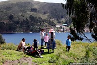 Una familia disfruta de las vistas del estrecho de Tiquina entre Copacabana y La Paz. Bolivia, Sudamerica.