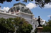 Versão maior do Palácio do governo em Sucre (1896), localizado junto da catedral em Praça 25 de Mayo.