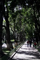 Versão maior do Parque Bolivar, um belo lugar com caminhos para passear ao longo em Sucre.