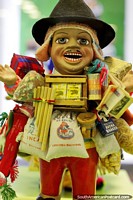 El Ekeko transporta dinheiro, comida, jogos, traqueias-artérias e outros objetos tradicionais, museu de Musef em Sucre. Bolívia, América do Sul.