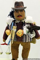 El hombre lleva artículos variados y es conocido como El Ekeko, una tradición de Bolivia, museo Musef, Sucre. Bolivia, Sudamerica.