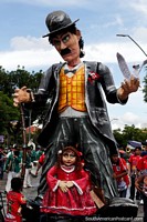 O irmão de Charlie Chaplin, enorme boneco transporta-se na multidão no carnaval de Sucre. Bolívia, América do Sul.