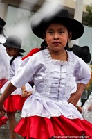 Menina jovem em roupa tradicional, vermelha e branca com um chapéu preto, carnaval de Sucre. Bolívia, América do Sul.