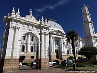 Arcada de prestïgio, coluna e palácio de justiça na cidade branca de Sucre. Bolívia, América do Sul.