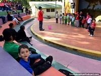 Sucre es una gran ciudad para que los niños disfruten de los juegos infantiles y los espectáculos para niños en los parques. Bolivia, Sudamerica.