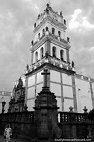 A criação misteriosa espreita a esquina desta foto da torre de catedral em Sucre. Bolívia, América do Sul.