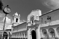 Antiguo reloj Seiko junto a la Basílica de San Francisco, edificio barroco colonial, 1539-1581, Sucre. Bolivia, Sudamerica.