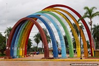 Arcadas coloridas no Parque Pinata em Cobija, um parque recreativo. Bolívia, América do Sul.