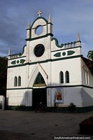 Lado dianteiro da igreja em Cobija, construïdo em 1930, junto da praça pública principal. Bolívia, América do Sul.