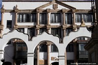 Fachada blanca, columnas y arcos, un hermoso edificio en Potosí. Bolivia, Sudamerica.
