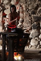 Versión más grande de Hombre trabajando para fundir el metal para hacer monedas en el museo de monedas de Potosí.