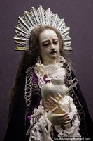 Figura de uma rainha que mantém uma espada por um coração feito de metal, igreja no museu de moeda, Potosi. Bolívia, América do Sul.