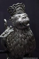 Versão maior do Um cão com uma coroa feita de metal, um ornamento antigo em monitor no museu de moeda em Potosi.