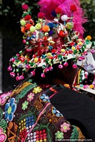 Sombrero decorado con pequeñas bolas de lana de colores y plumas, traje tradicional en Potosí. Bolivia, Sudamerica.