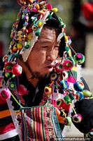 Bailarino em ação, que executa com um traje muito colorido em Potosi central. Bolívia, América do Sul.
