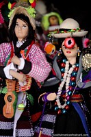 Pareja de muñecas, una con guitarra, vestimenta tradicional, artesanía en Potosí. Bolivia, Sudamerica.