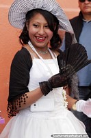 A moça de Potosi vestiu-se na roupa perfeita e o chapéu diverte-se hoje. Bolívia, América do Sul.
