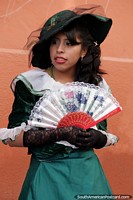 Bonita fan, bonito sombrero, bonito vestido, linda chica, las damas de Potosí. Bolivia, Sudamerica.