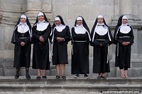 6 freiras que estão sucessivamente, a primeira disse a segunda, porque o figura 6 não sorri, Potosi. Bolívia, América do Sul.