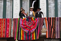 La familia real de Potosí sale al balcón para que el público la vea, un evento especial. Bolivia, Sudamerica.