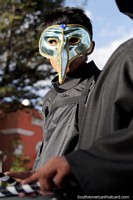 El hombre de la mano derecha de Zorro con máscara y capa negra hace acto de presencia en Potosí. Bolivia, Sudamerica.