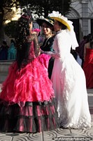 As senhoras do Potosi todos decorados dos vestidos mais perfeitos parecem muito elegantes hoje. Bolívia, América do Sul.
