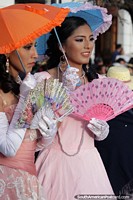 La duquesa de Potosí se ve maravillosa con su vestido rosa y su paraguas azul, y también una abanica rosa. Bolivia, Sudamerica.