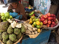 Maçãs, laranjas e batatas doces de venda em Potosi mercado central. Bolívia, América do Sul.
