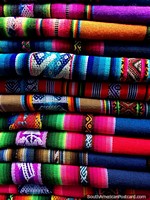 As mantas coloridas que os povos indïgenas usam e usam, para a venda em Potosi. Bolívia, América do Sul.