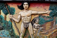 Hombre indígena de la jungla sosteniendo una lanza, mural de concreto en la plaza en Riberalta. Bolivia, Sudamerica.