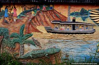 Um barco cheio de pessoas chega a aldeia enquanto um crocodilo se senta no barranco, mural concreto na praça pública em Riberalta. Bolívia, América do Sul.