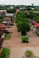 Versión más grande de Calle en Riberalta con hileras de casas y la espesa selva Amazónica a su alrededor.