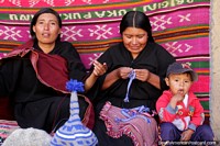 Versão maior do 2 mulheres de Puka-Puka tecem tecido e chapéus de lã, povos indïgenas perto de Sucre.